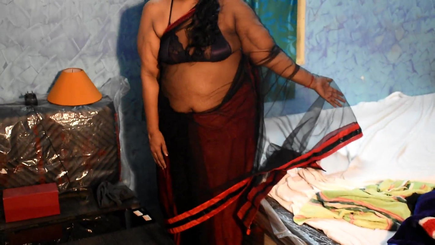 Exposing Hot Boobs and Navel Show