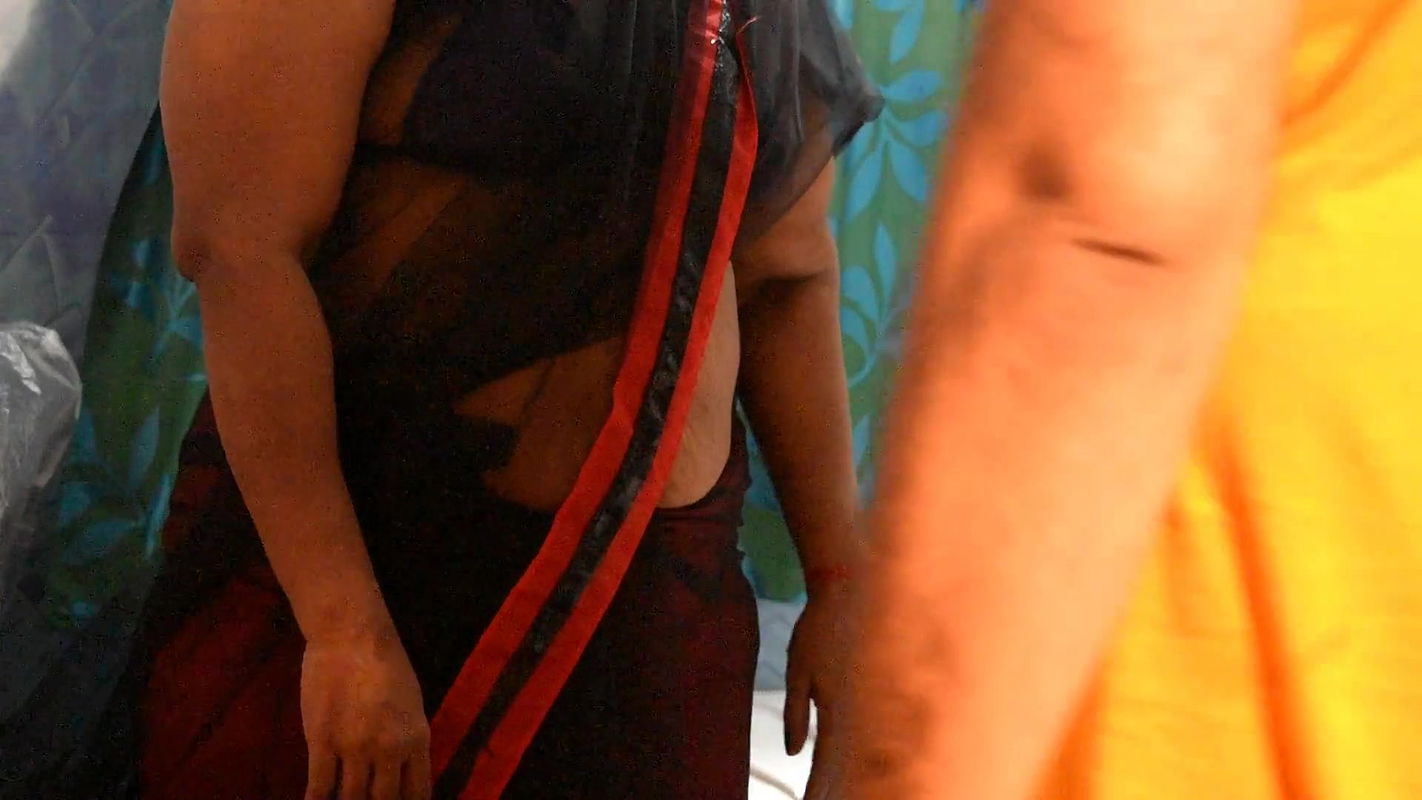 Exposing Hot Boobs and Navel Show