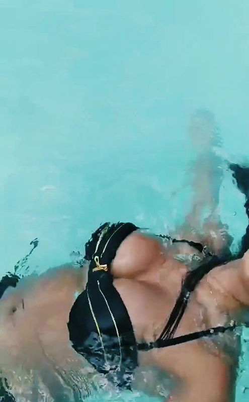 Erotic Fitness in the Pool