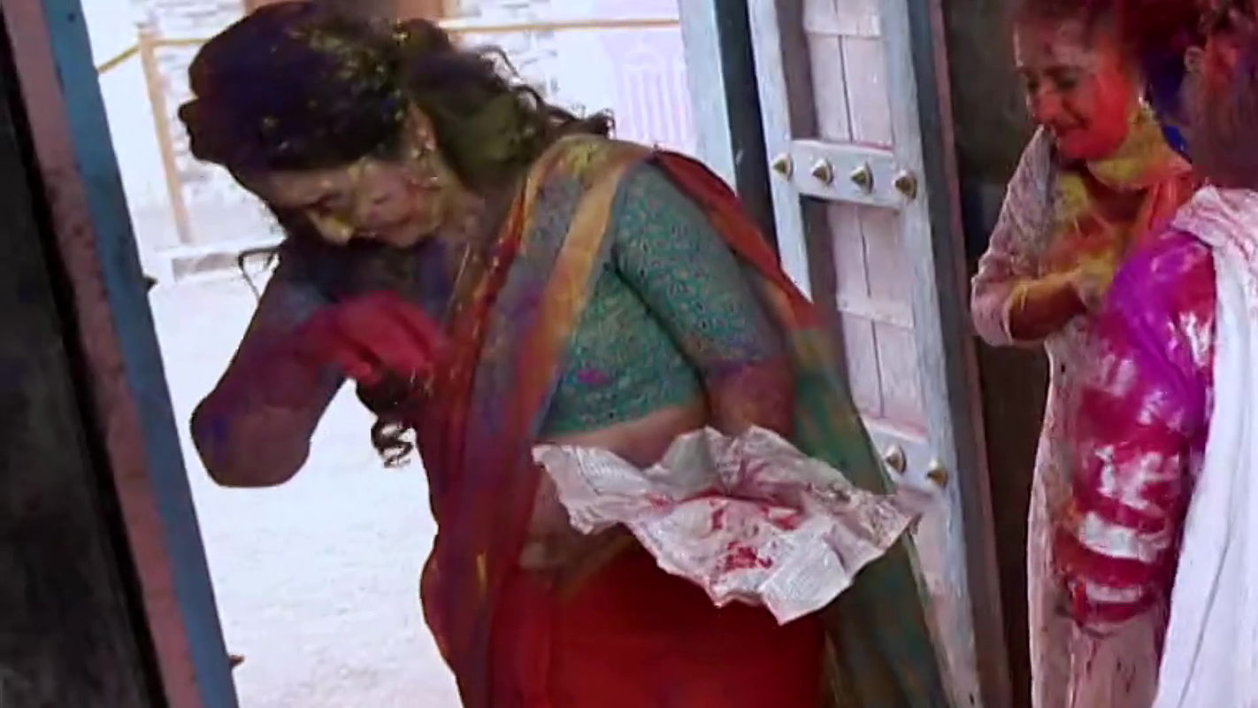 Crime Patrol Actress Niviya Sexy Navel Slips in Saree
