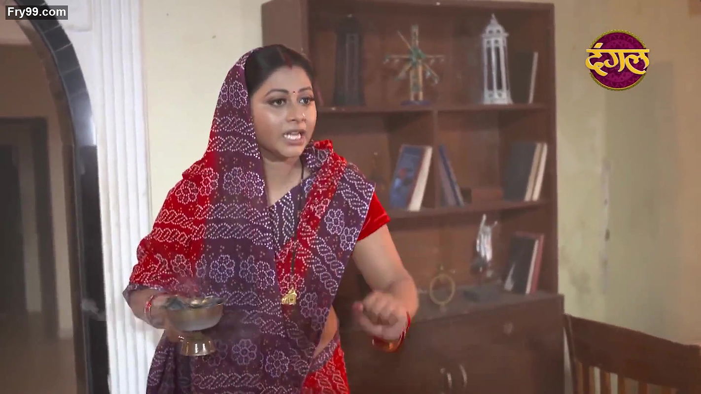 Dusky Desi aunty hot navel slips from crime patrol