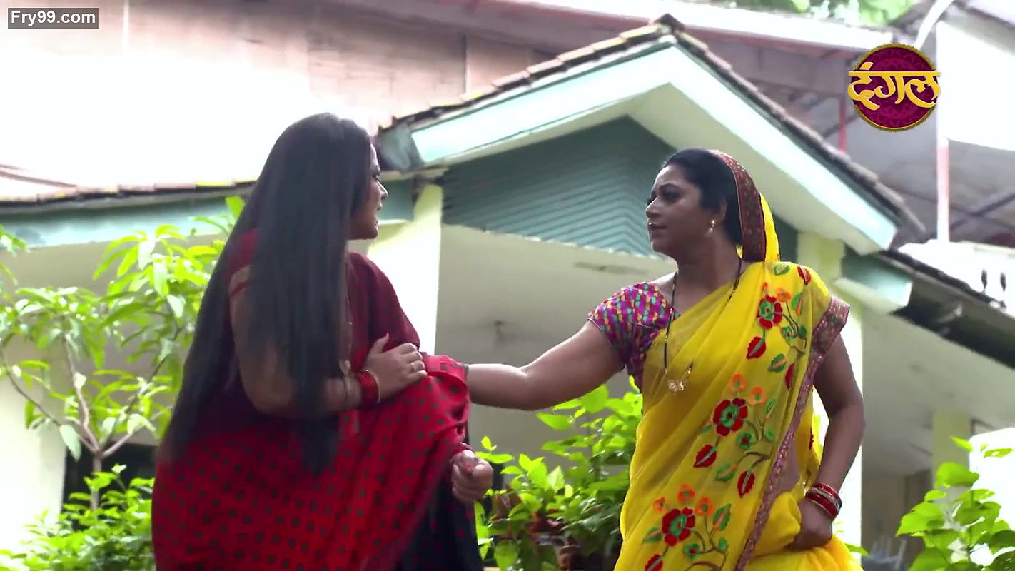 Dusky Desi aunty hot navel slips from crime patrol