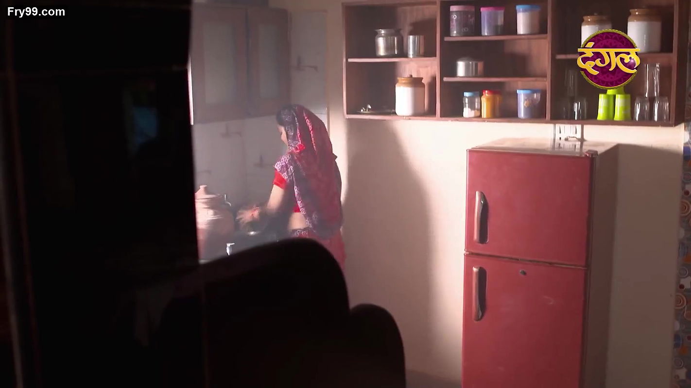 Dusky Desi aunty hot navel slips from crime patrol