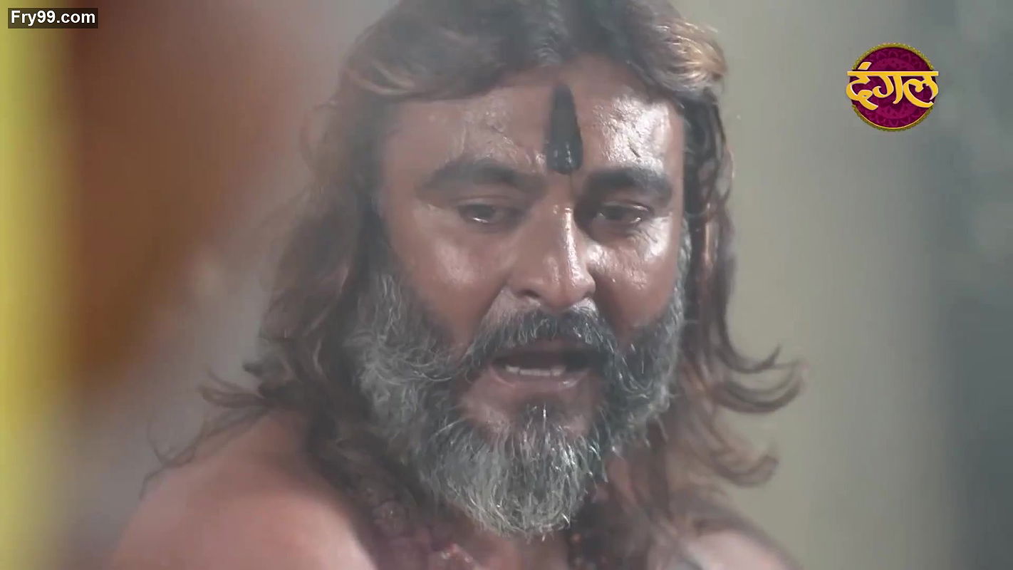 Dusky Desi aunty hot navel slips from crime patrol