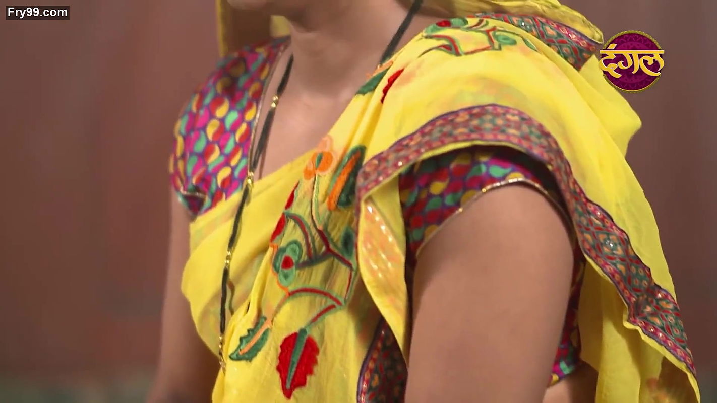 Dusky Desi aunty hot navel slips from crime patrol
