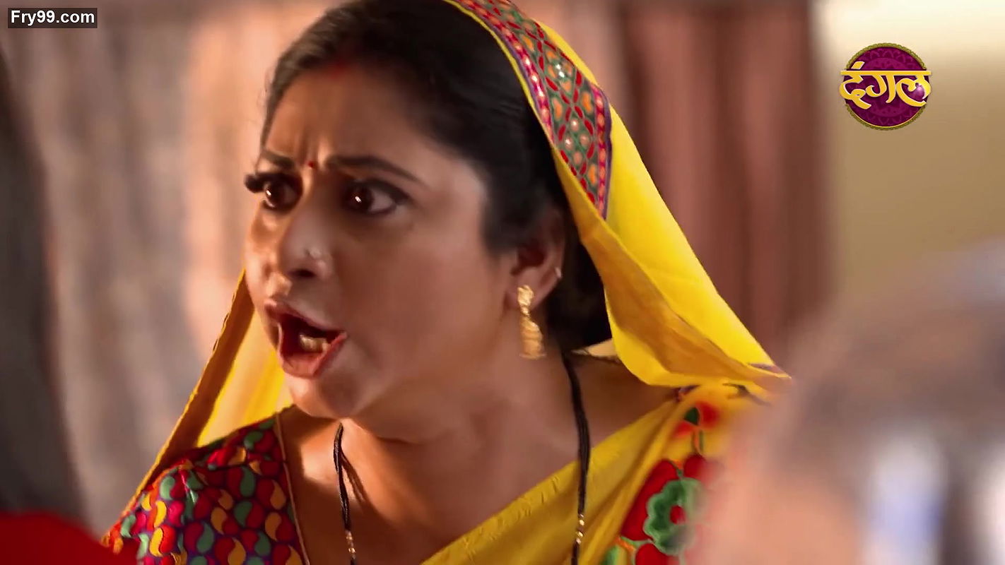 Dusky Desi aunty hot navel slips from crime patrol