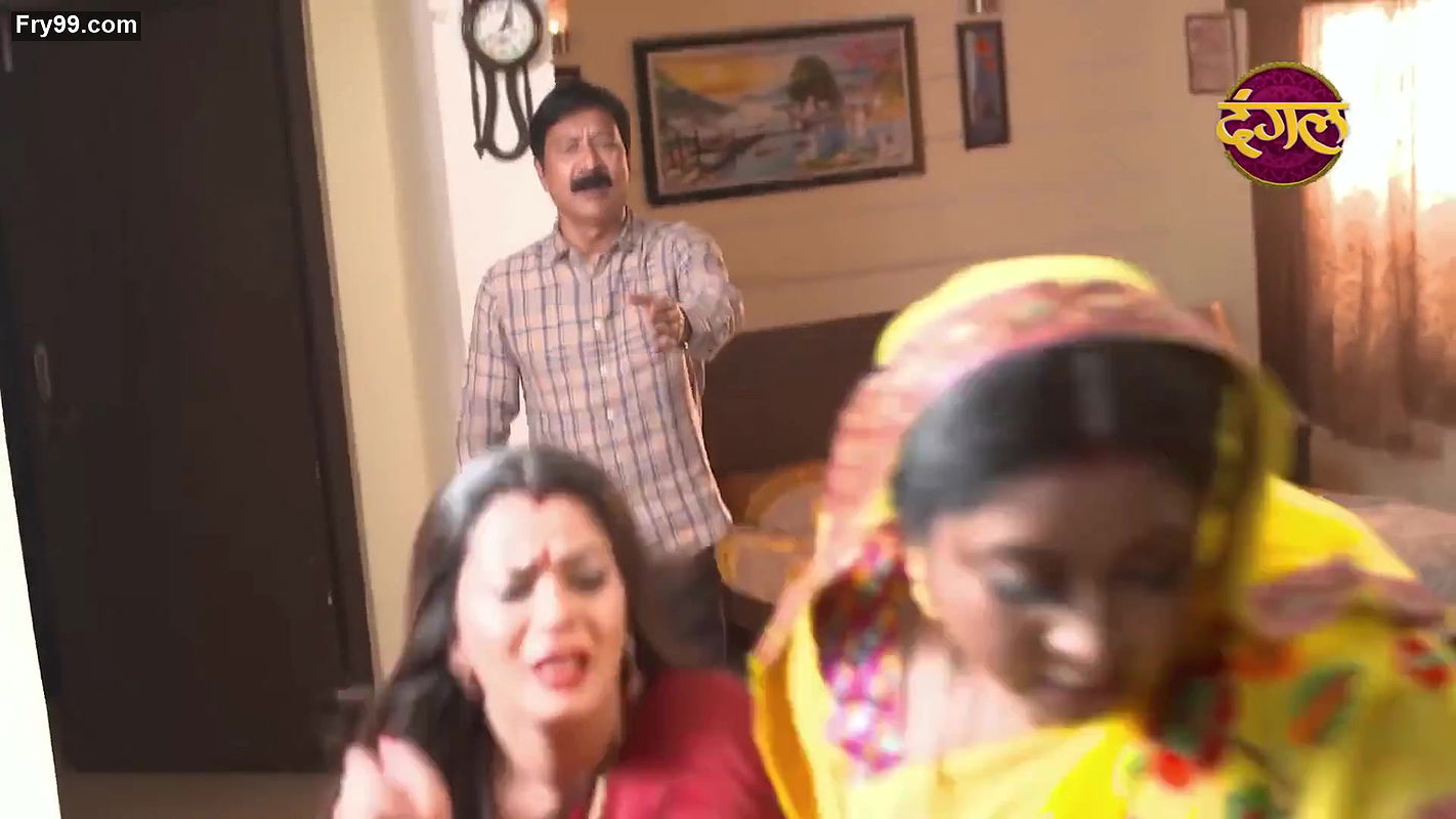 Dusky Desi aunty hot navel slips from crime patrol