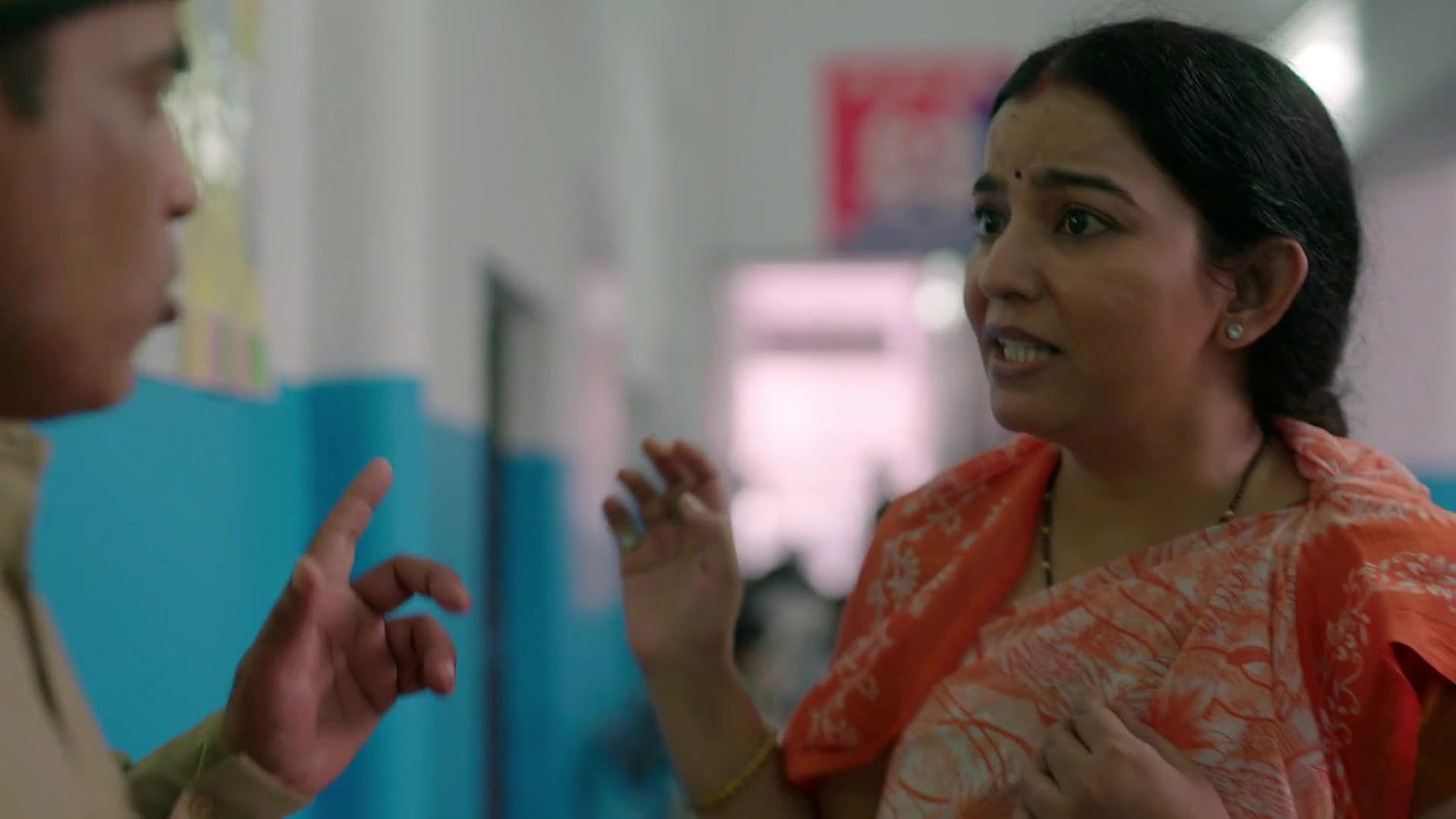 Hot aunty tummy and boob side view from crime patrol