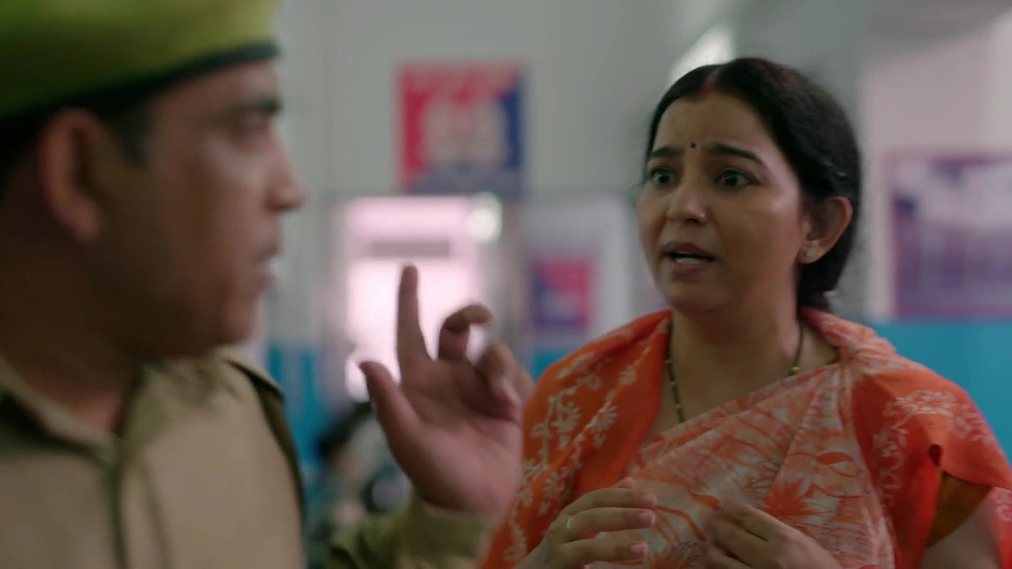 Hot aunty tummy and boob side view from crime patrol