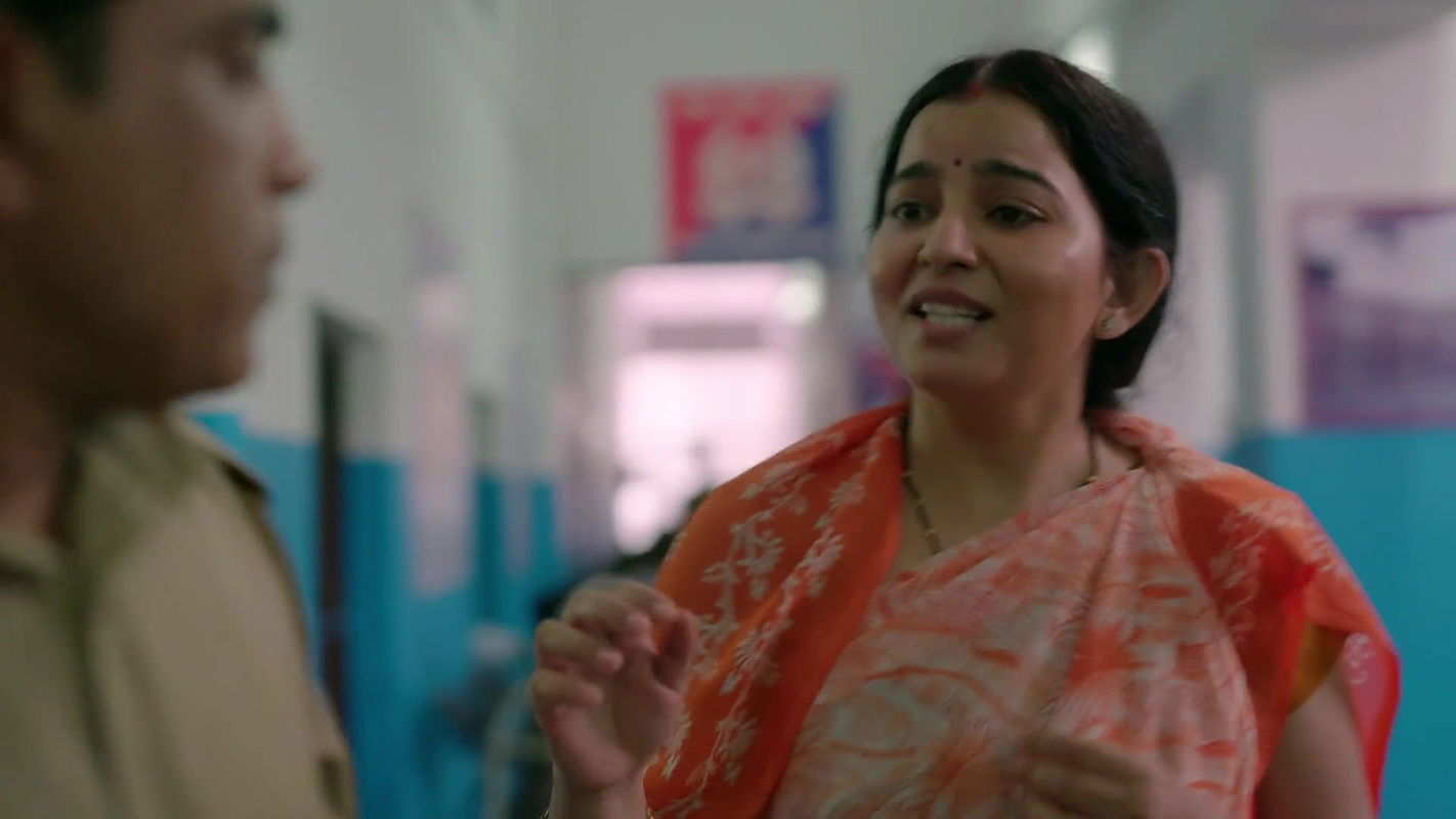 Hot aunty tummy and boob side view from crime patrol