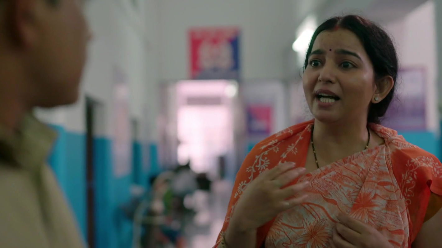 Hot aunty tummy and boob side view from crime patrol