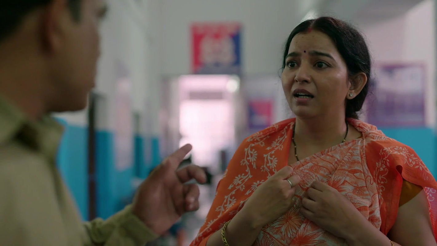 Hot aunty tummy and boob side view from crime patrol