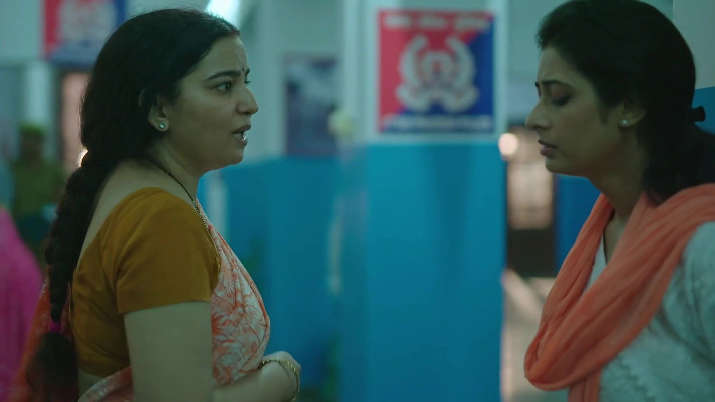 Hot aunty tummy and boob side view from crime patrol