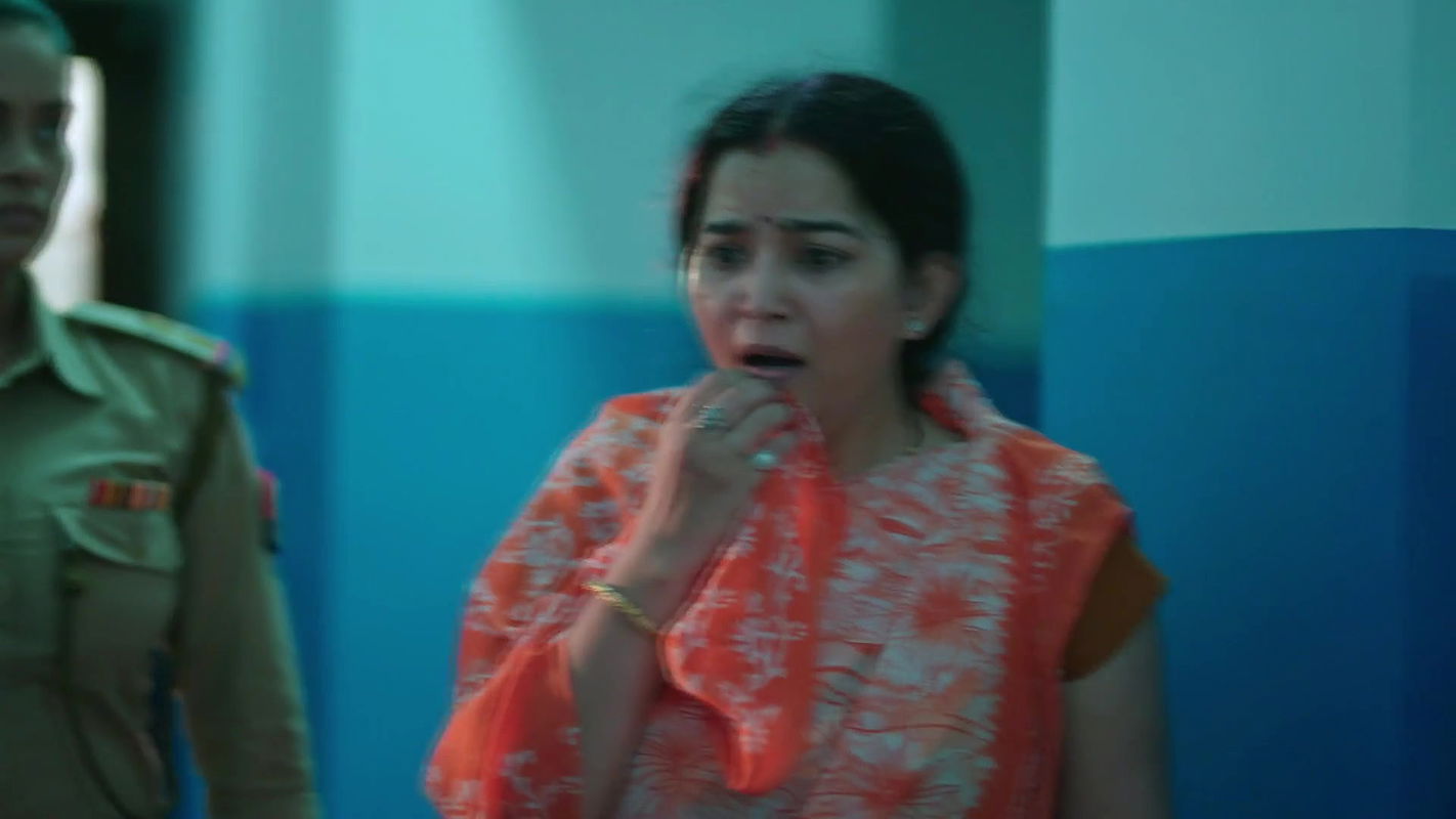 Hot aunty tummy and boob side view from crime patrol