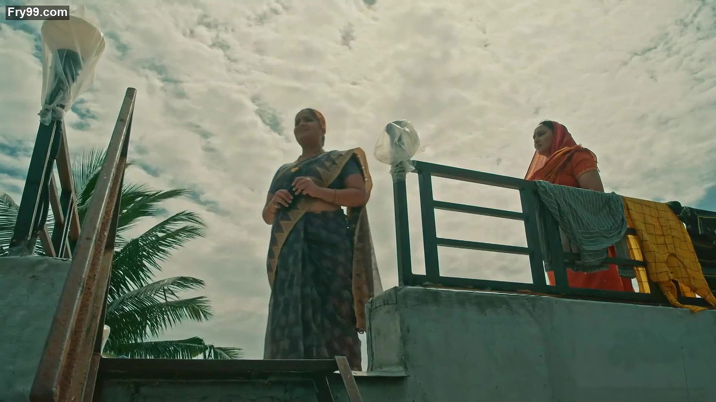 Hot chubby aunty navel slips in saree from crime patrol