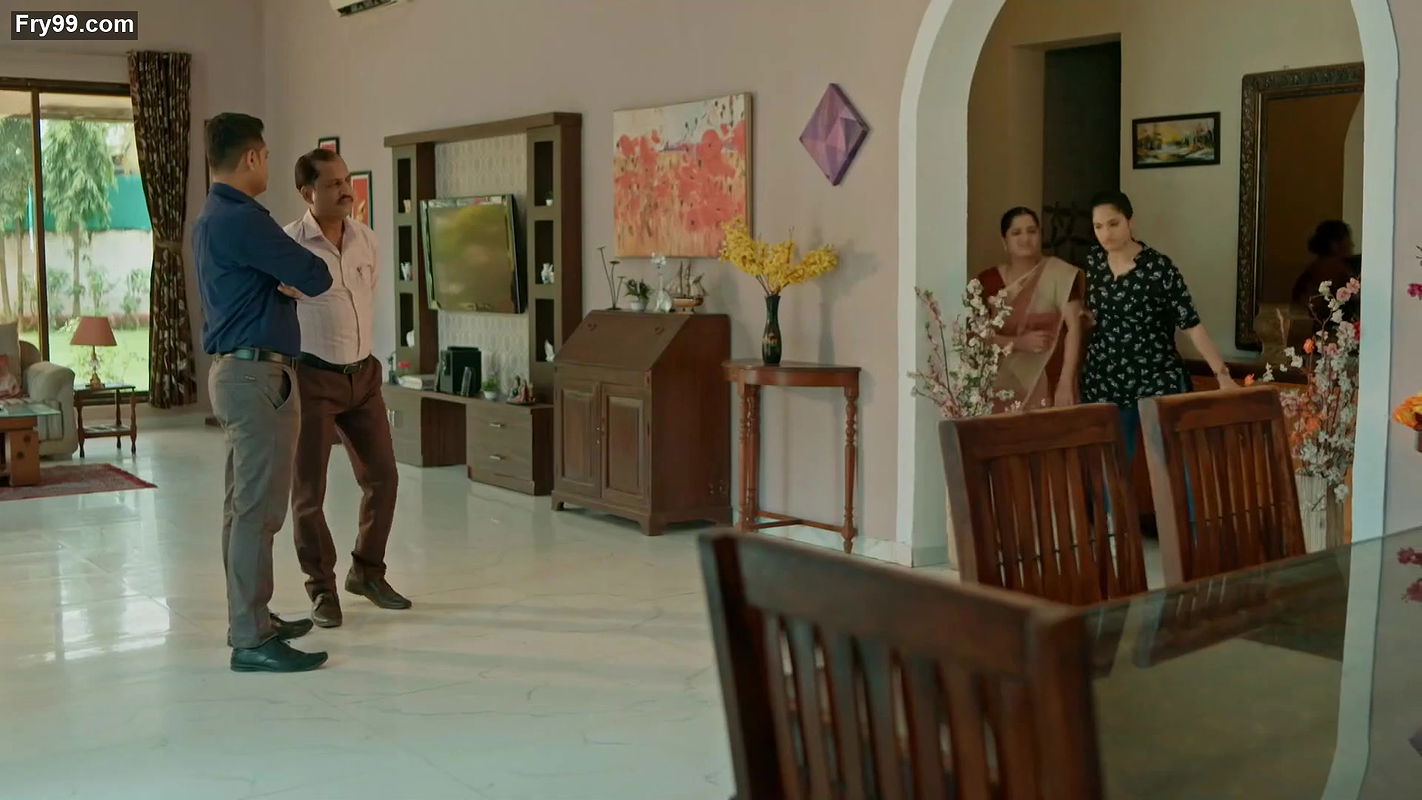 Hot chubby aunty navel slips in saree from crime patrol