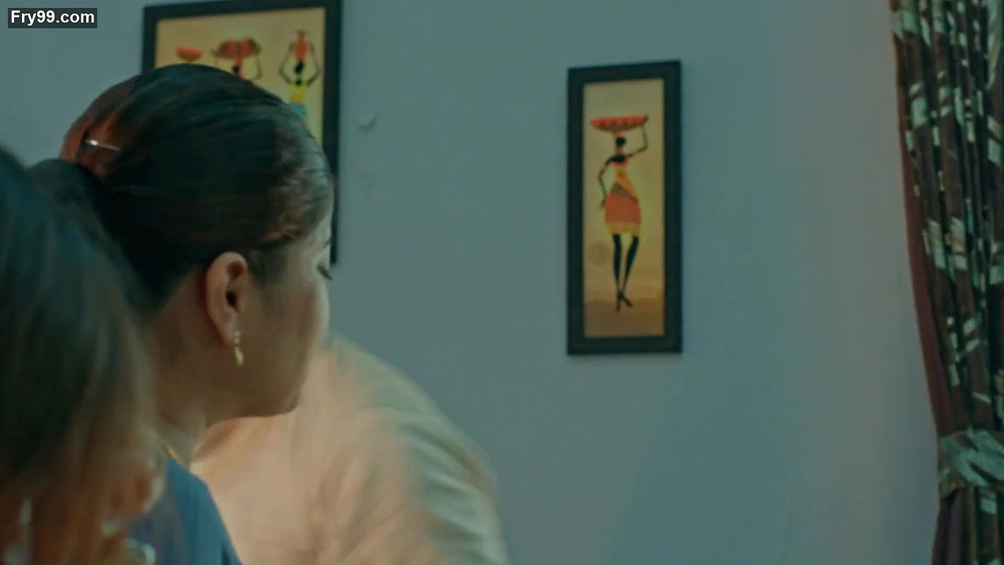Hot chubby aunty navel slips in saree from crime patrol