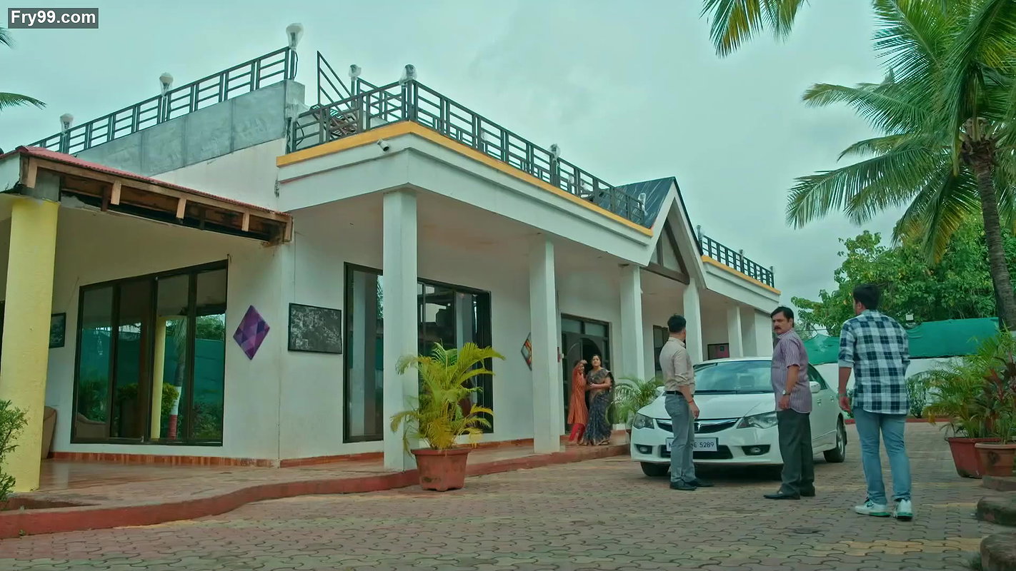 Hot chubby aunty navel slips in saree from crime patrol