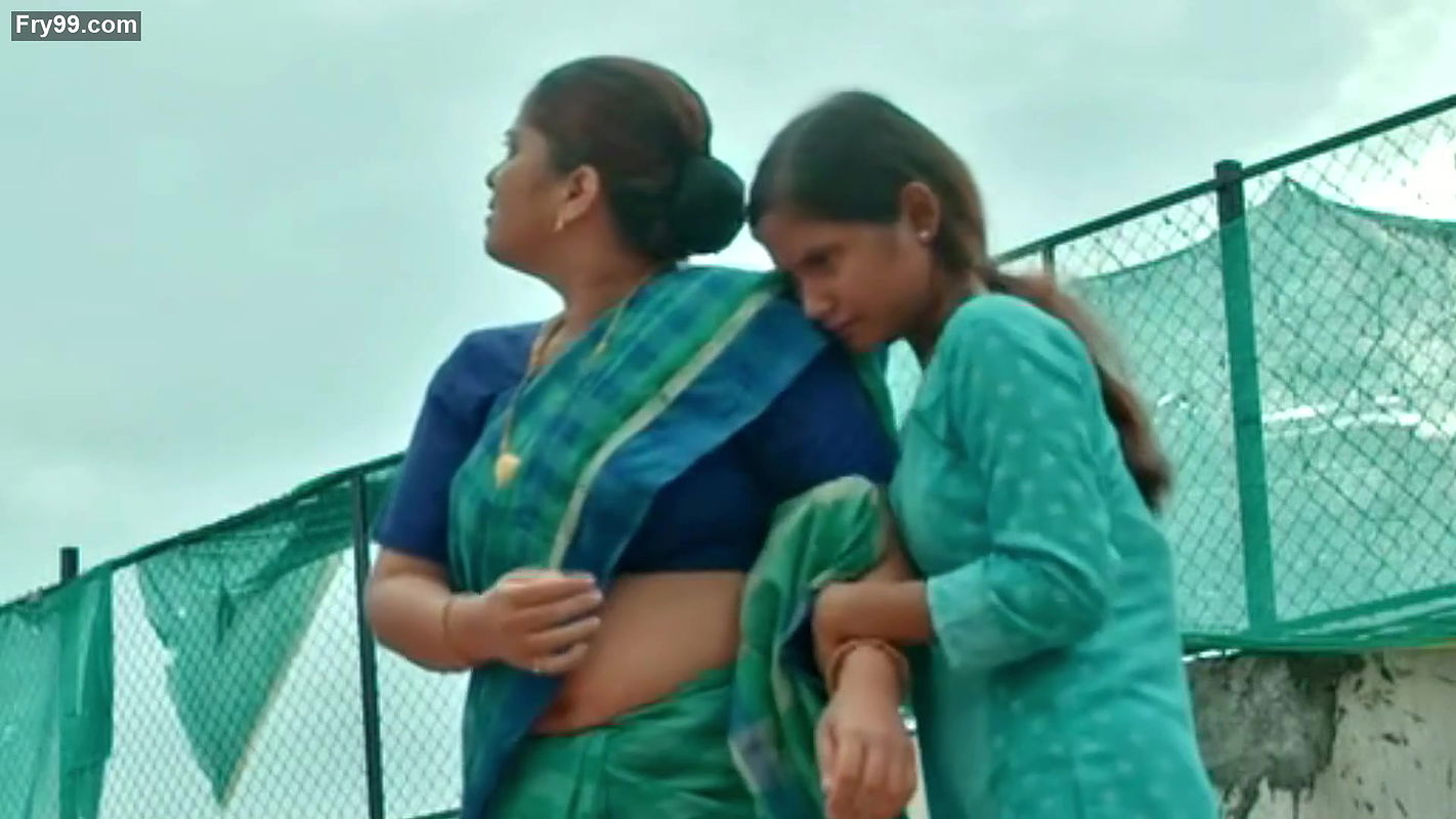Hot chubby aunty navel slips in saree from crime patrol