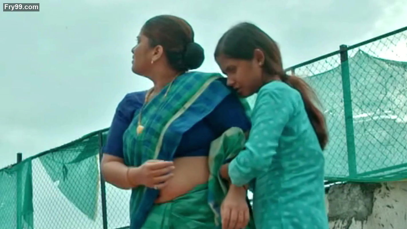 Hot chubby aunty navel slips in saree from crime patrol