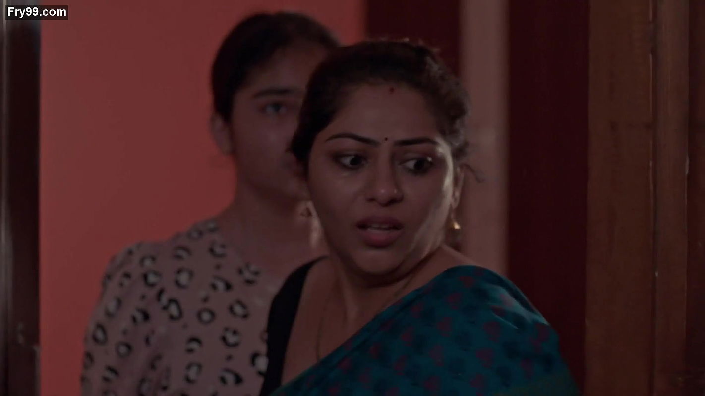 Hot Chubby Aunty Sexy deep navel and tummy show in saree