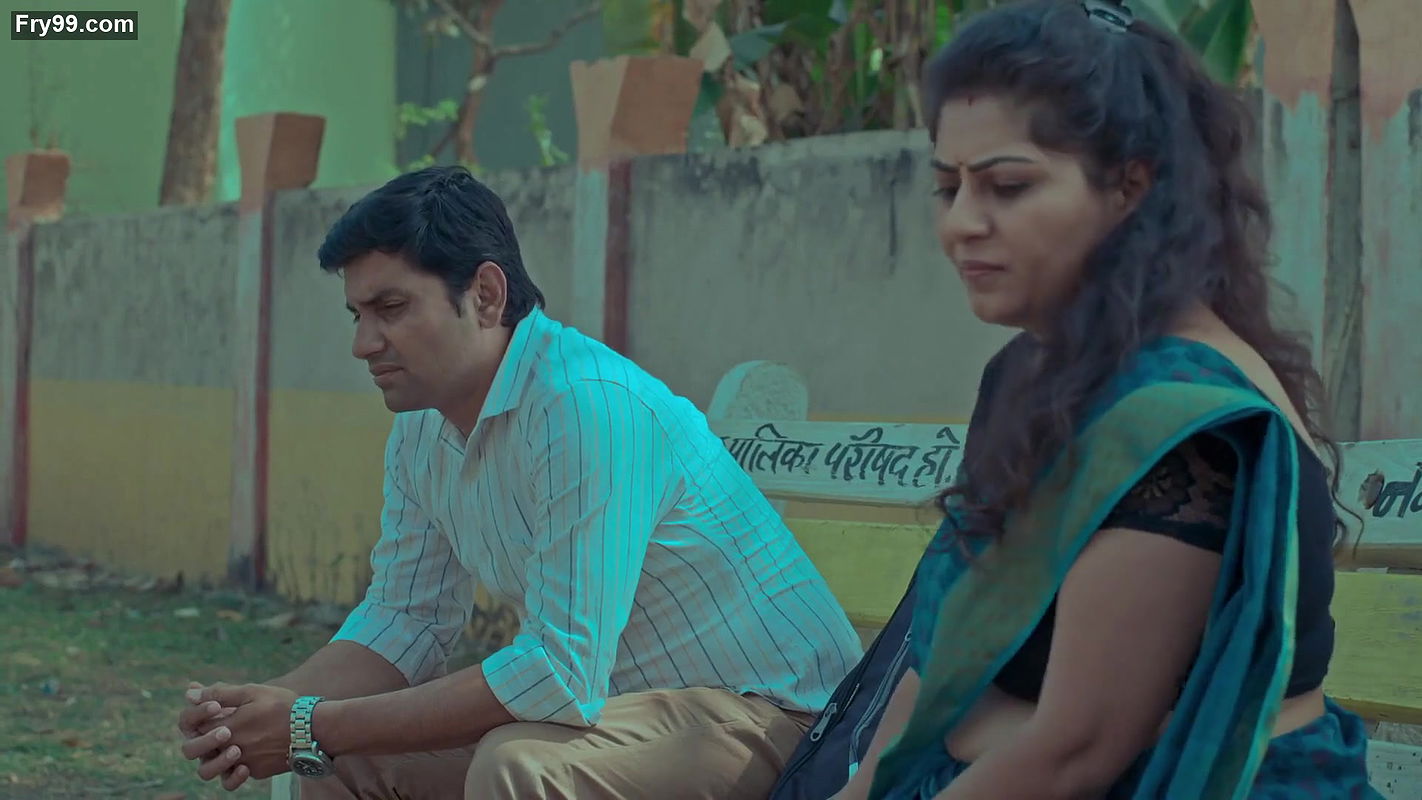 Hot Chubby Aunty Sexy deep navel and tummy show in saree