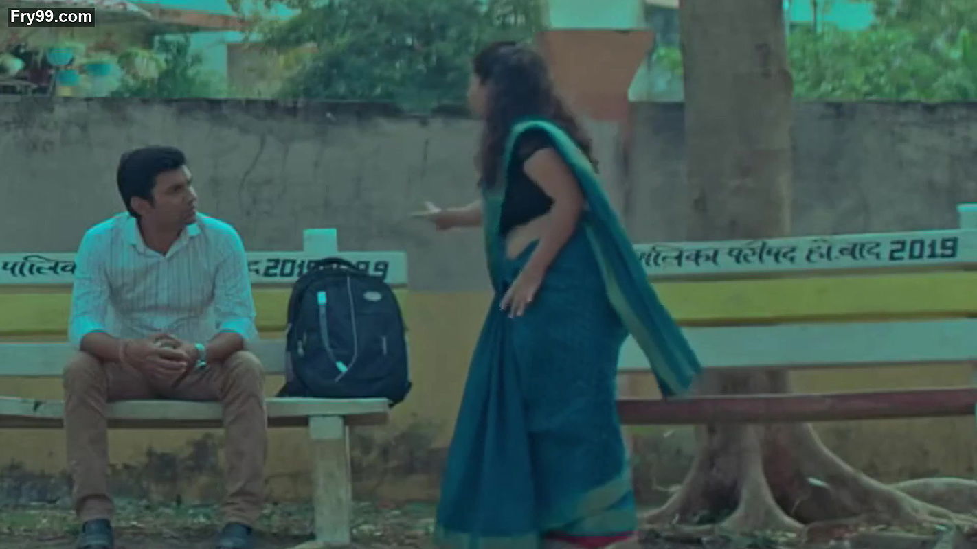 Hot Chubby Aunty Sexy deep navel and tummy show in saree