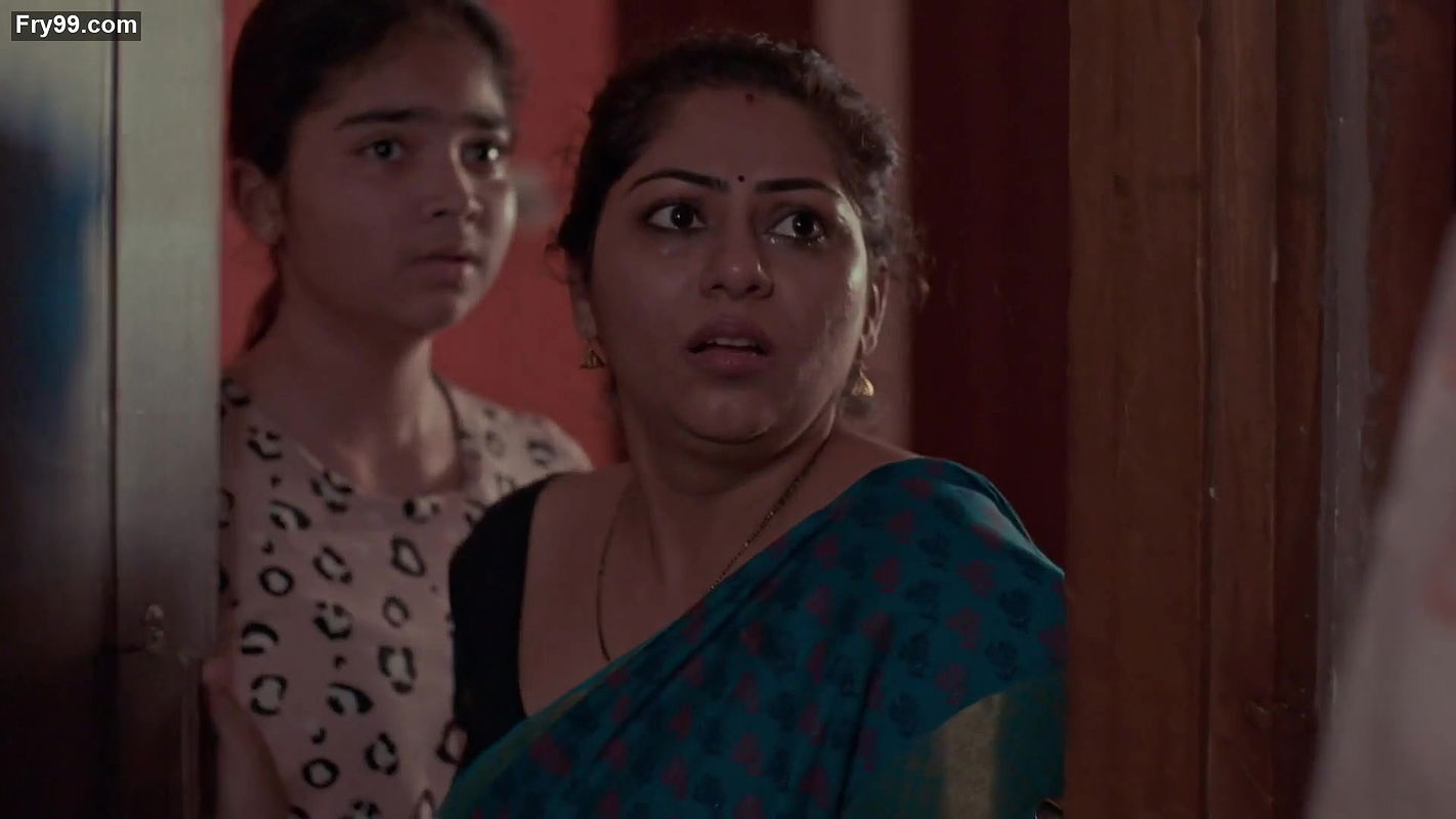 Hot Chubby Aunty Sexy deep navel and tummy show in saree