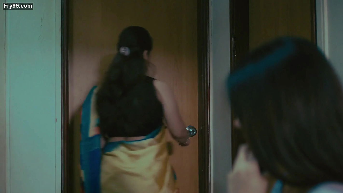 Hot lady in sleevless saree from crime patrol