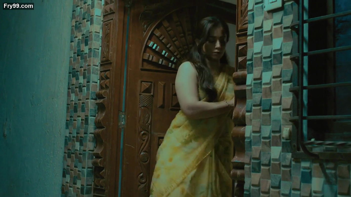Hot lady in sleevless saree from crime patrol