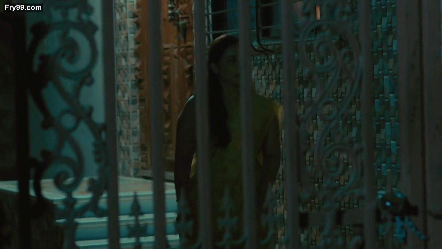 Hot lady in sleevless saree from crime patrol