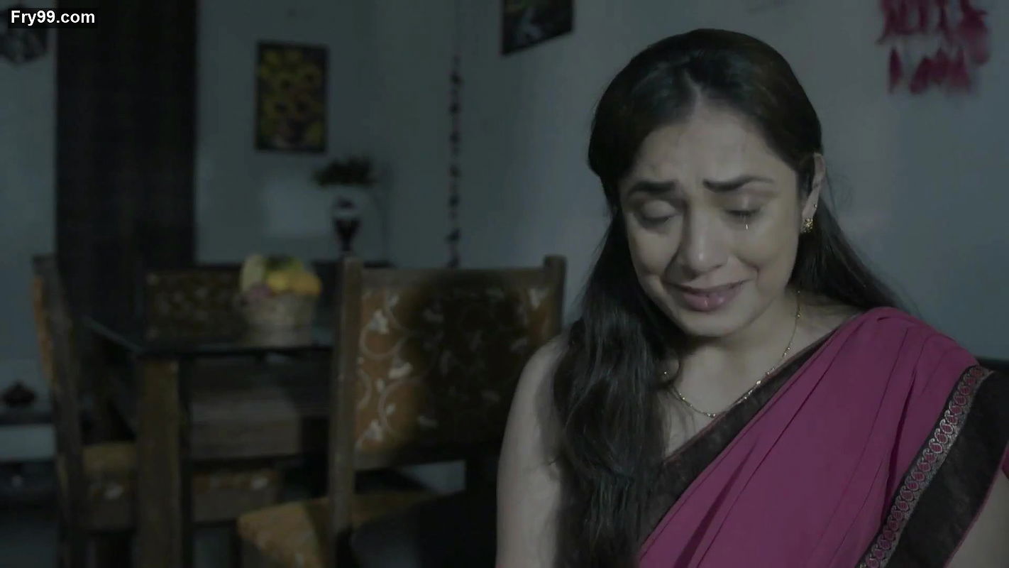 Hot lady in sleevless saree from crime patrol