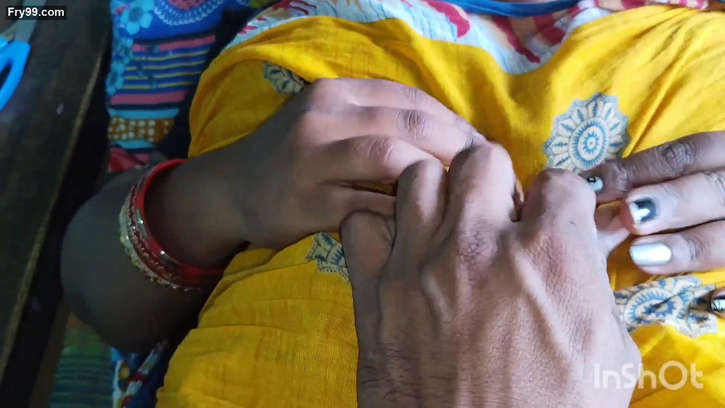 Payal bhabi ko raat me nangi kar diya unki chutt me apni ungli daal ke  unko sex kiya chori chori