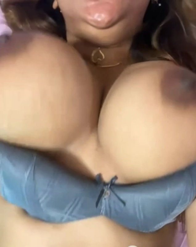 Desi girl showing her boobs 22