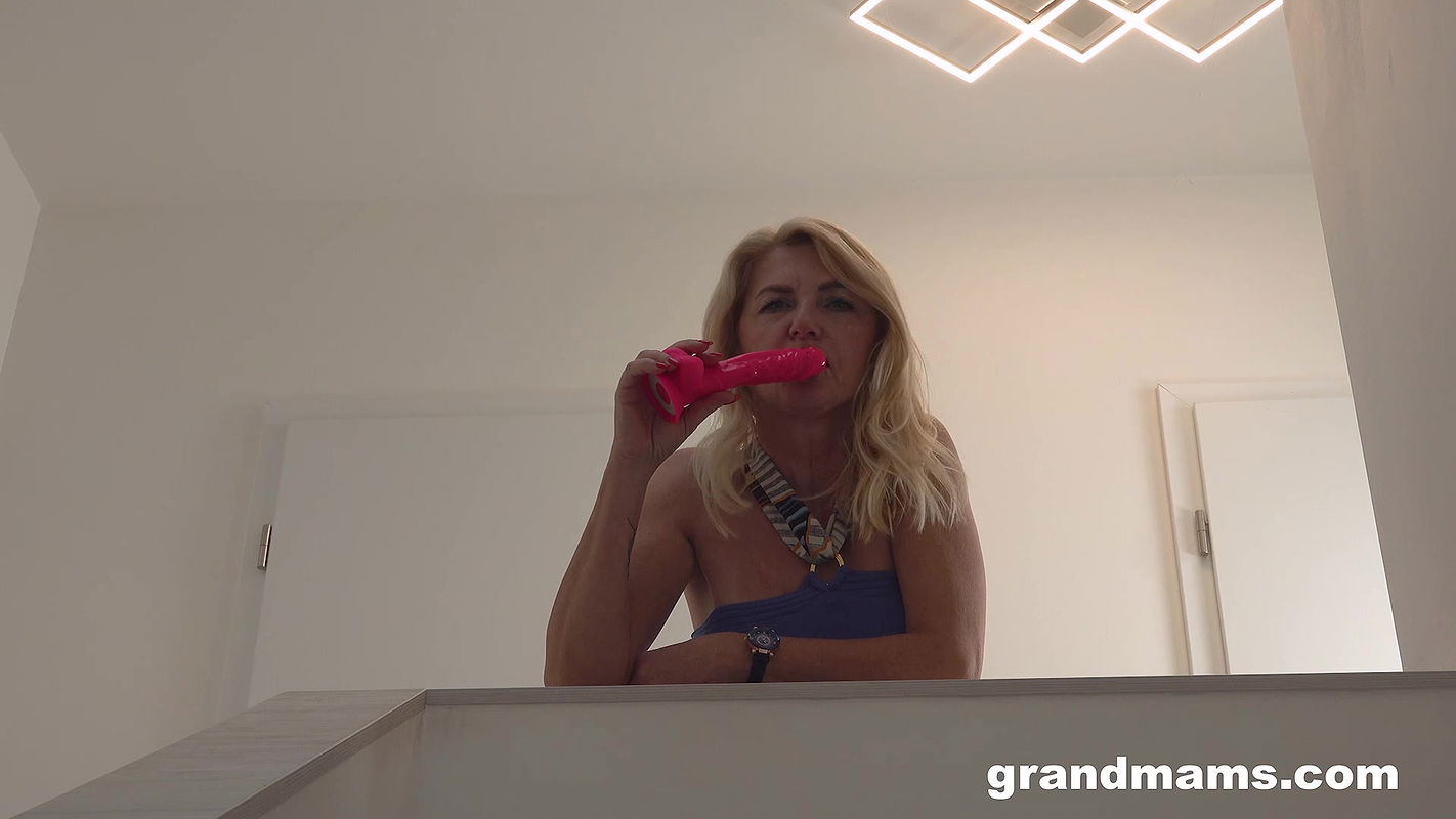 Grand Mams with Laura Sonni in My pussy is mature and wet