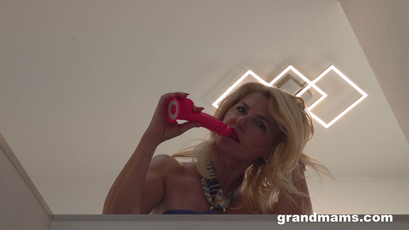 Grand Mams with Laura Sonni in My pussy is mature and wet