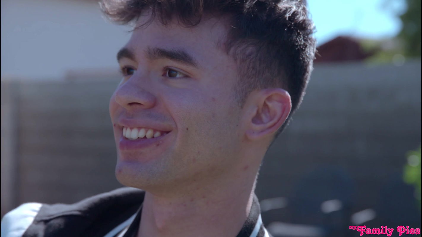 My Family Pies with Cheerleader Kait, Megan Marx & Mia River in Stepbros Christmas Cock Is Fetch – S39_E2