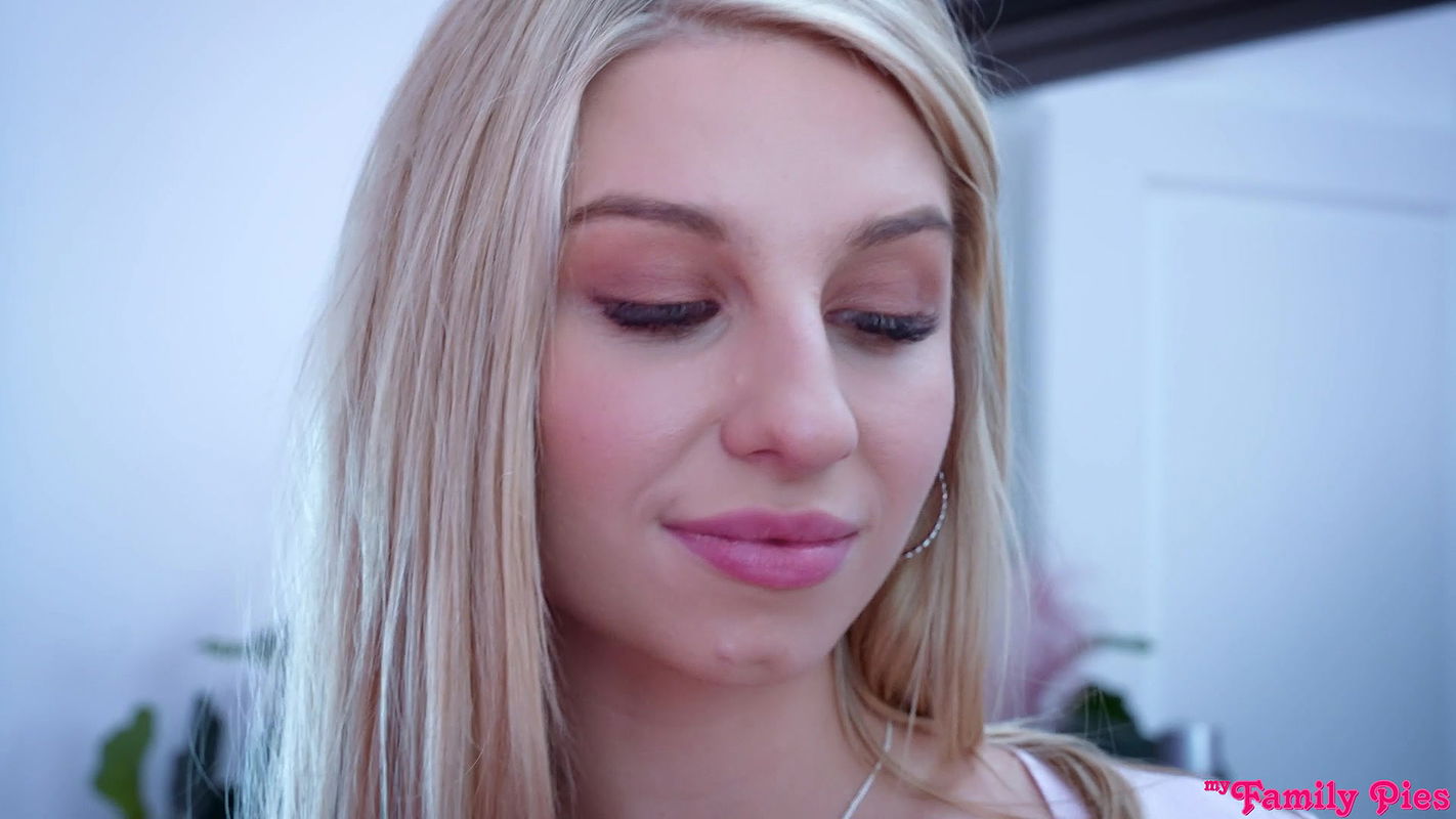 My Family Pies with Cheerleader Kait, Megan Marx & Mia River in Stepbros Christmas Cock Is Fetch – S39_E2