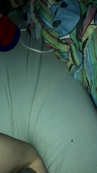 Break from home office to masturbate with her toy and piss before a video call with her boss_42fad07d