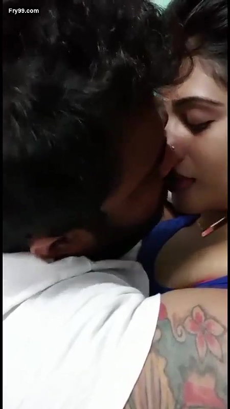 Desi lover kissing video