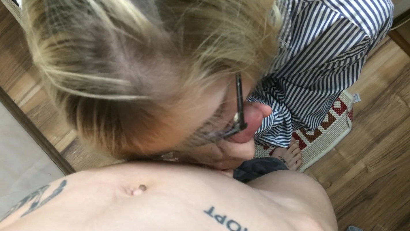 Horny brunette slut on webcam at home toying her wet pussy with dildo_0ef99ebf