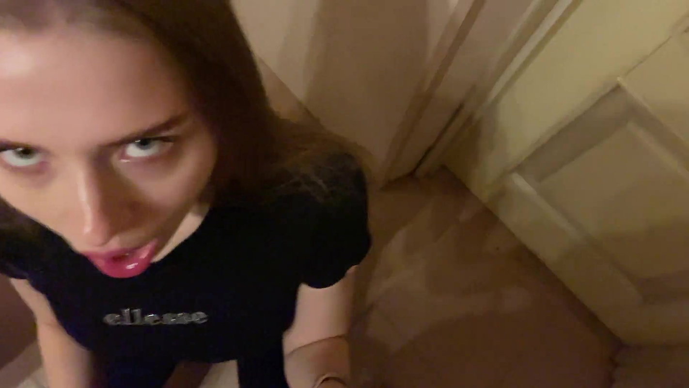 Kelsey Tyler At Home In Bed Masturbating With Her Favorite Dildo_a0d454a9