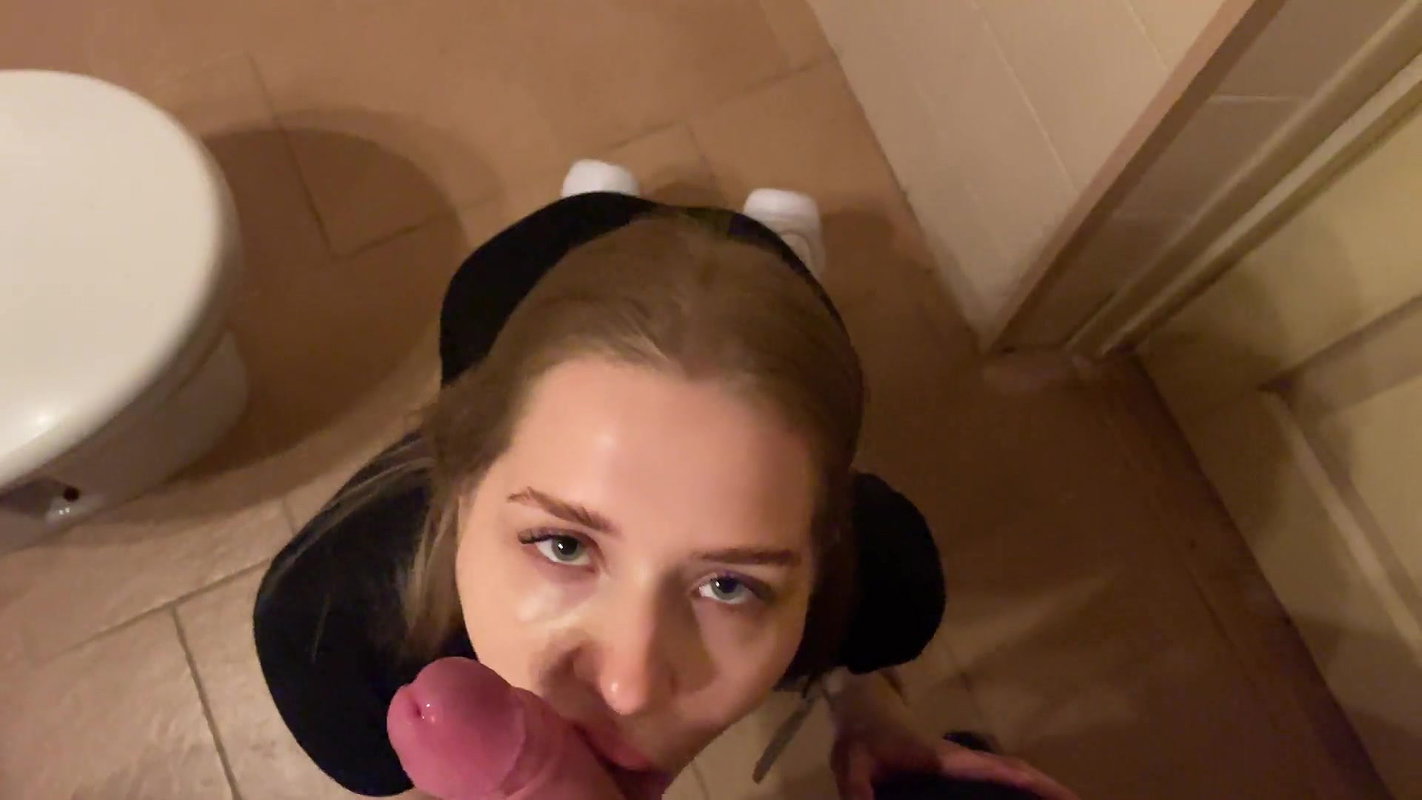 Kelsey Tyler At Home In Bed Masturbating With Her Favorite Dildo_a0d454a9