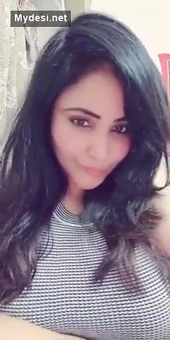 Actress-Rajsi-Verma-showing-her-sexy-boobs-and-shaking