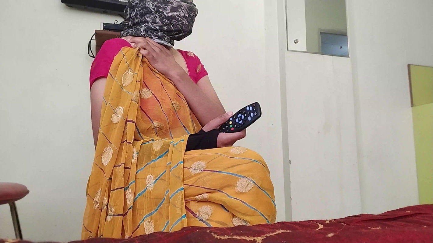 Indian bhabhi agonizing pussy fuck with tv electrician in clear hindi voice