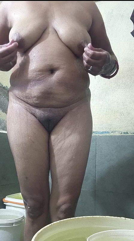 Kavita Bhabhi Enjoyed Bathing in the Bath Room Kavita Bhabhi Hot Indian Female Video