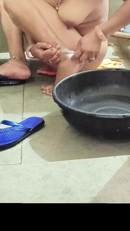 Kavita Bhabhi Hot Video Kavita Bhabhi Hot Bathroom Bathing Video Indian Hindi Bathing Video