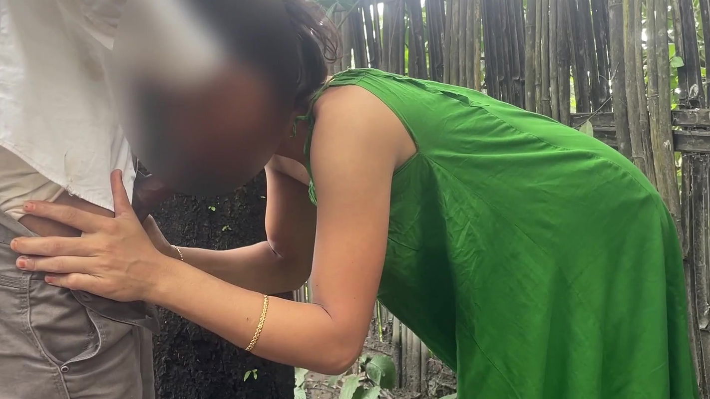 Kolkata Desi Bhabi Bend Over and Creampied Outdoor Under a Tree