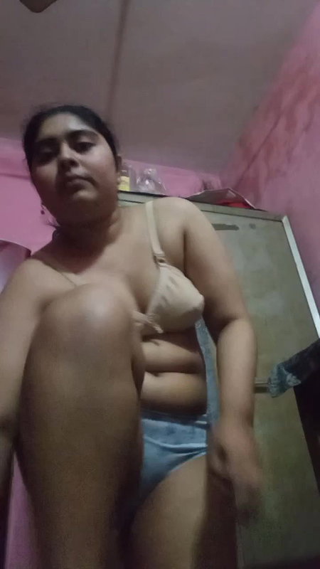 Desi girlfriend enjoying and stripping fully nude2