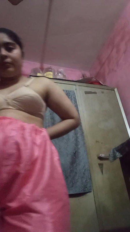 Desi girlfriend enjoying and stripping fully nude2